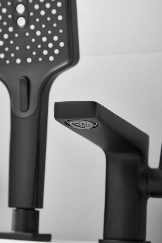 Смеситель на борт ванны BELZ B715 B66715-7 черный