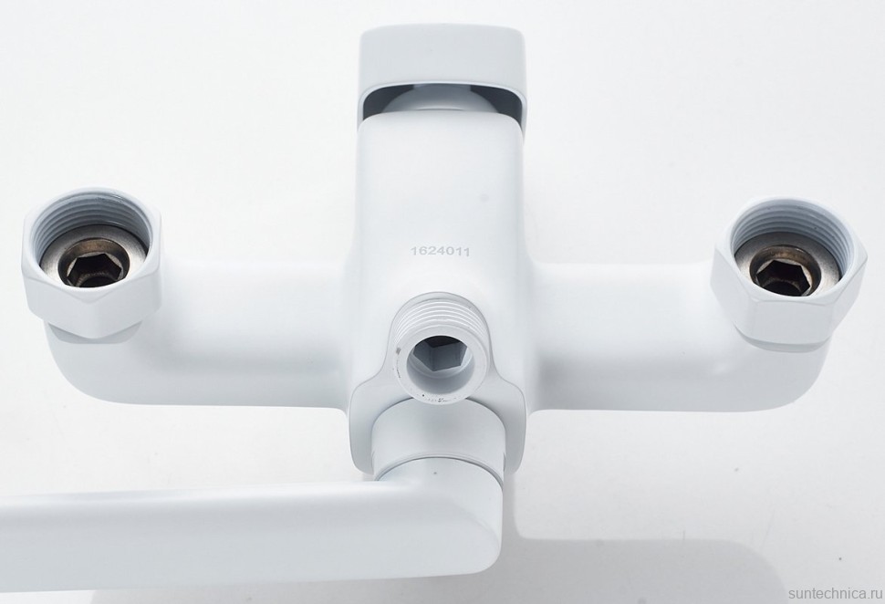 Смеситель с длинным изливом для ванны Shevanik S9922C белый