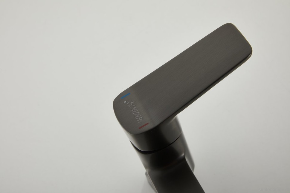 Смеситель для ванны с душем BELZ B715 B60715-3 оружейная сталь