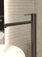 Напольный смеситель для раковины Vincea Rim VFBF-2R1GM вороненая сталь Напольный смеситель для раковины Vincea Rim VFBF-2R1GM вороненая сталь