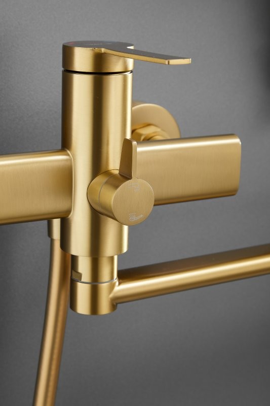 Смеситель с длинным изливом для ванны BELZ B813 B22813-5 золото