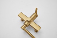 Смеситель с длинным изливом для ванны BELZ B813 B22813-5 золото