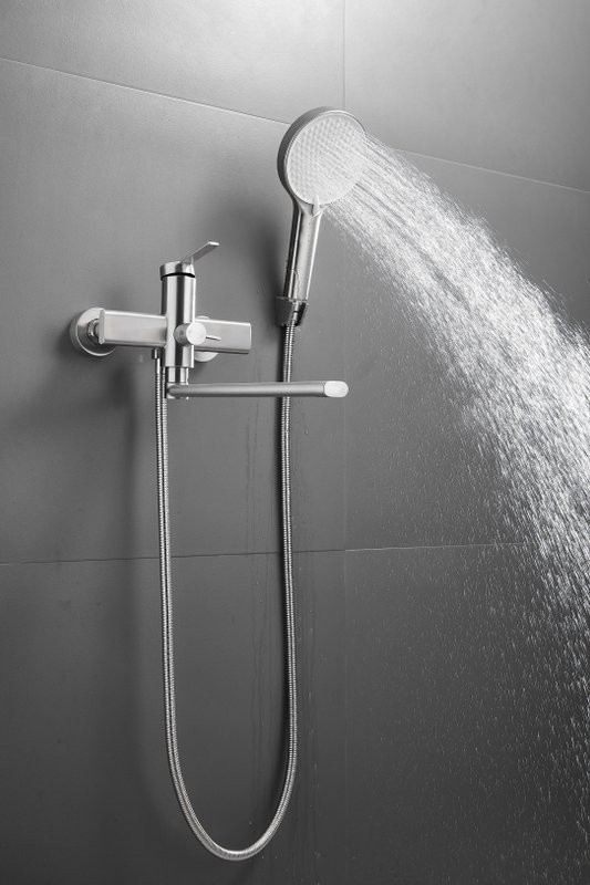 Смеситель с длинным изливом для ванны BELZ B813 B22813-1 сатин