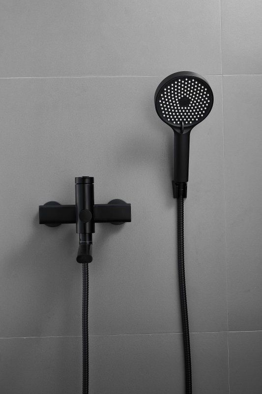 Смеситель с длинным изливом для ванны BELZ B813 B22813-7 черный