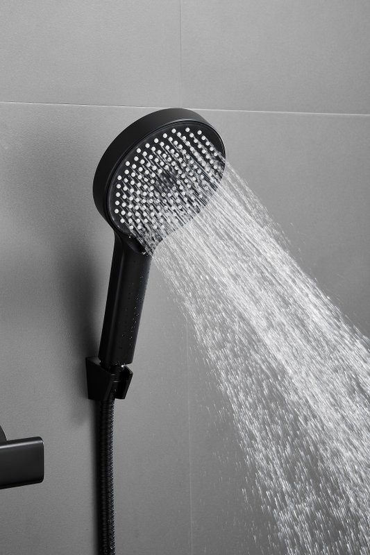 Смеситель с длинным изливом для ванны BELZ B813 B22813-7 черный