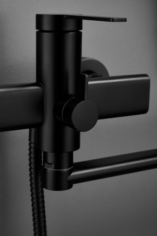 Смеситель с длинным изливом для ванны BELZ B813 B22813-7 черный