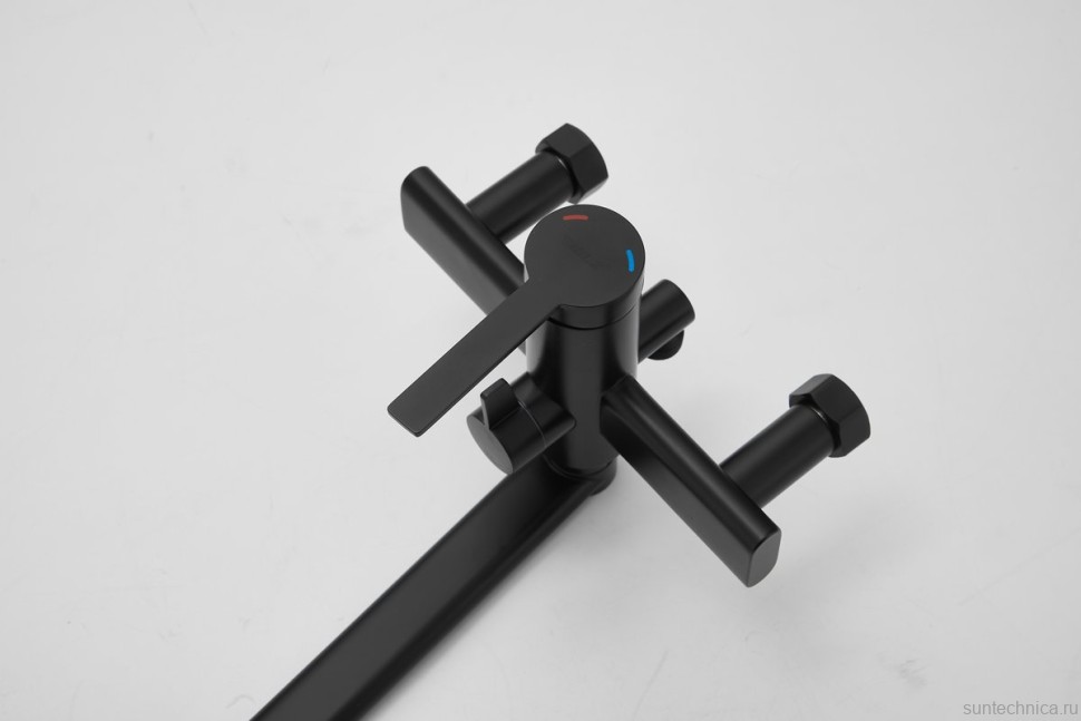 Смеситель с длинным изливом для ванны BELZ B813 B22813-7 черный