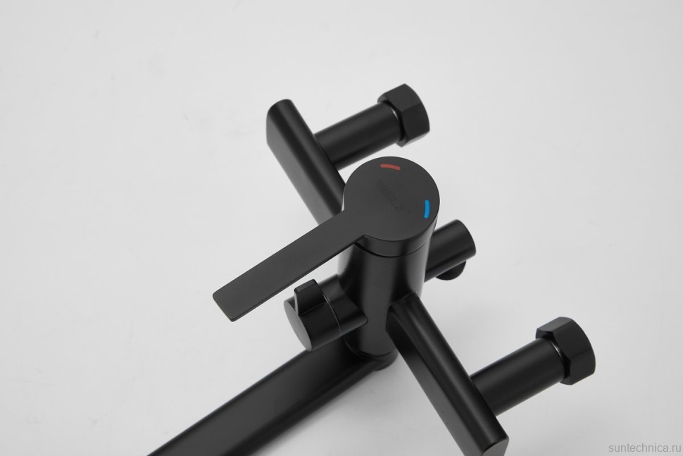 Смеситель с длинным изливом для ванны BELZ B813 B22813-7 черный