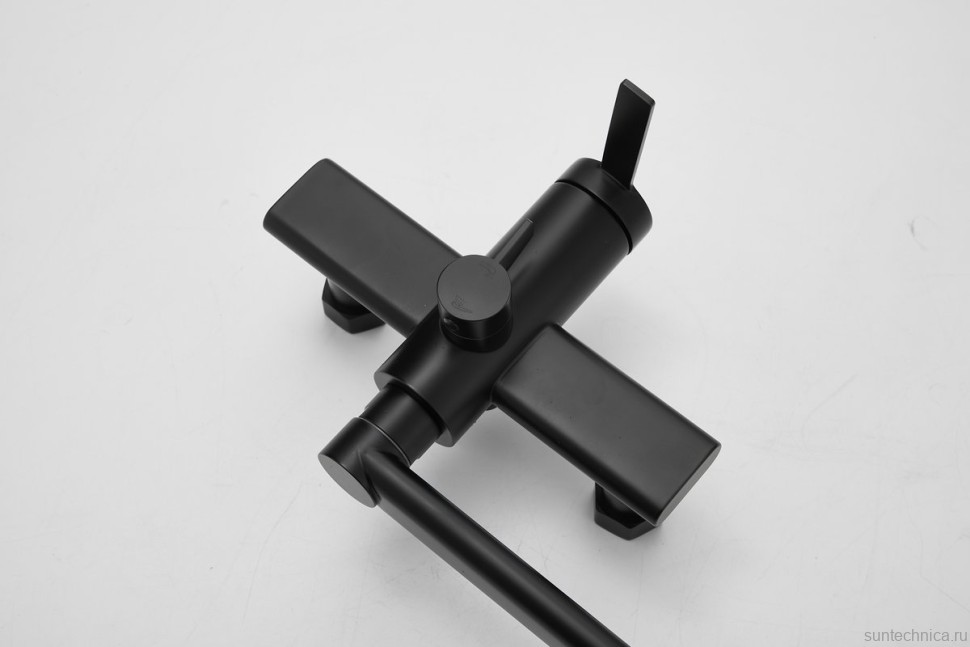 Смеситель с длинным изливом для ванны BELZ B813 B22813-7 черный