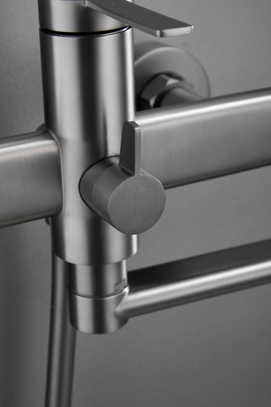 Смеситель с длинным изливом для ванны BELZ B813 B22813-3 оружейная сталь