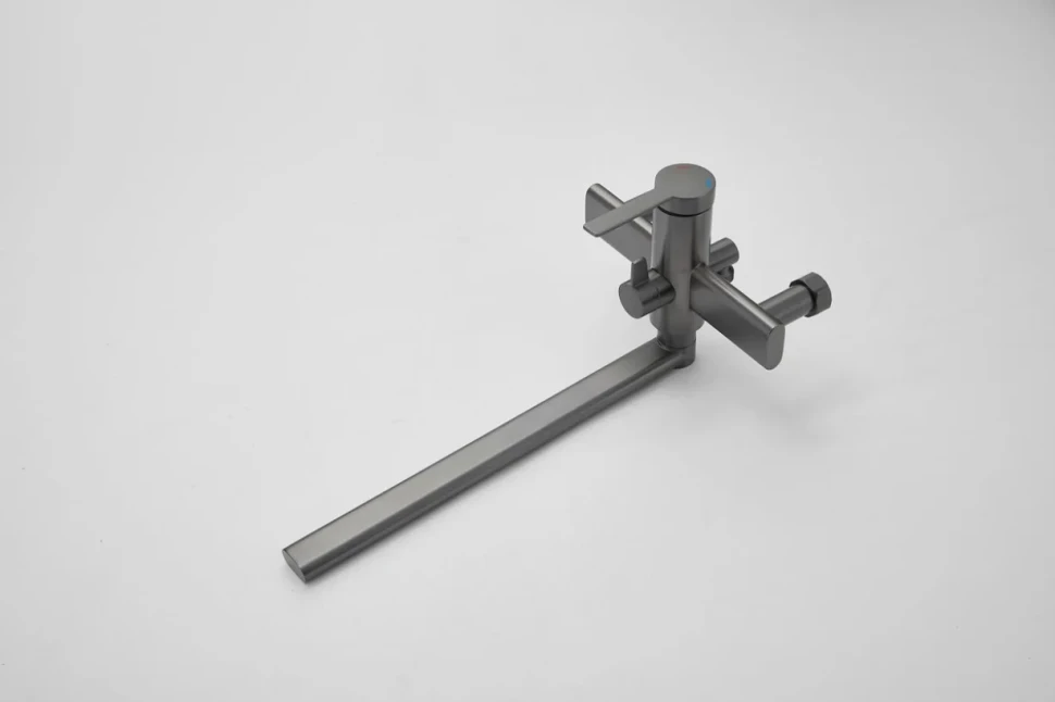 Смеситель с длинным изливом для ванны BELZ B813 B22813-3 оружейная сталь
