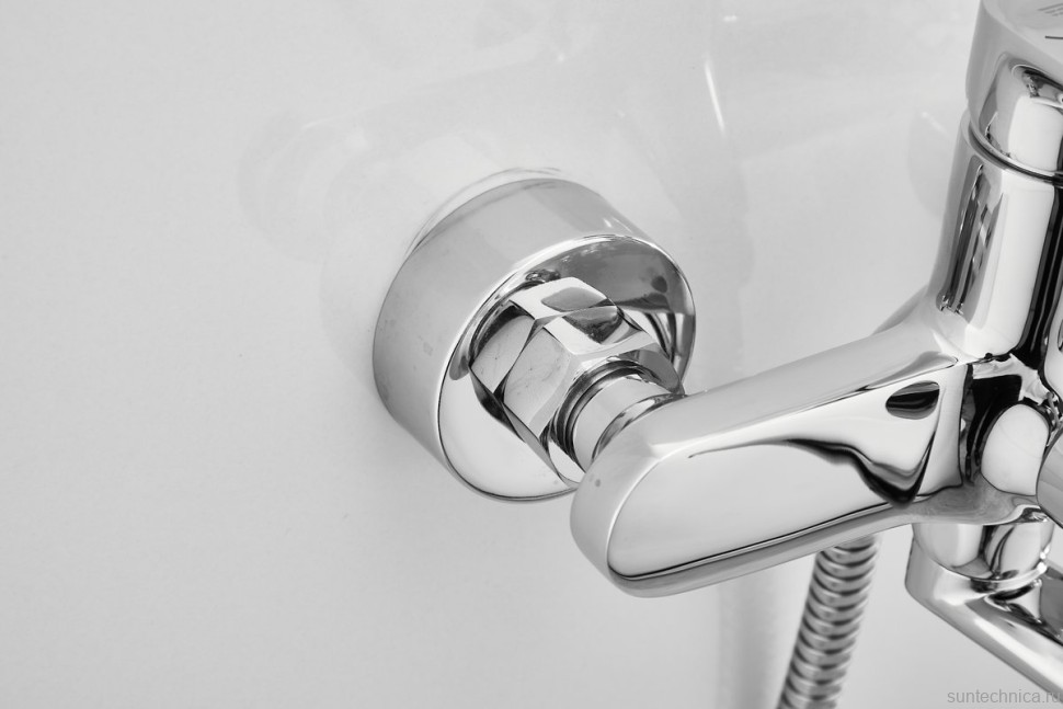 Смеситель с длинным изливом для ванны BELZ B713 B22713 хром