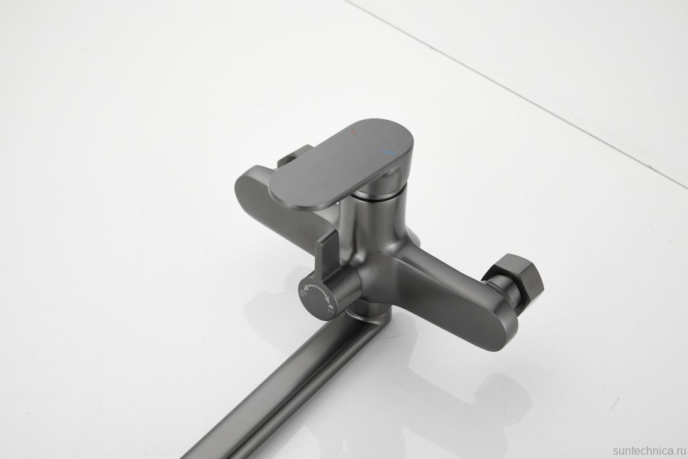 Смеситель с длинным изливом для ванны BELZ B713 B22713-3 оружейная сталь