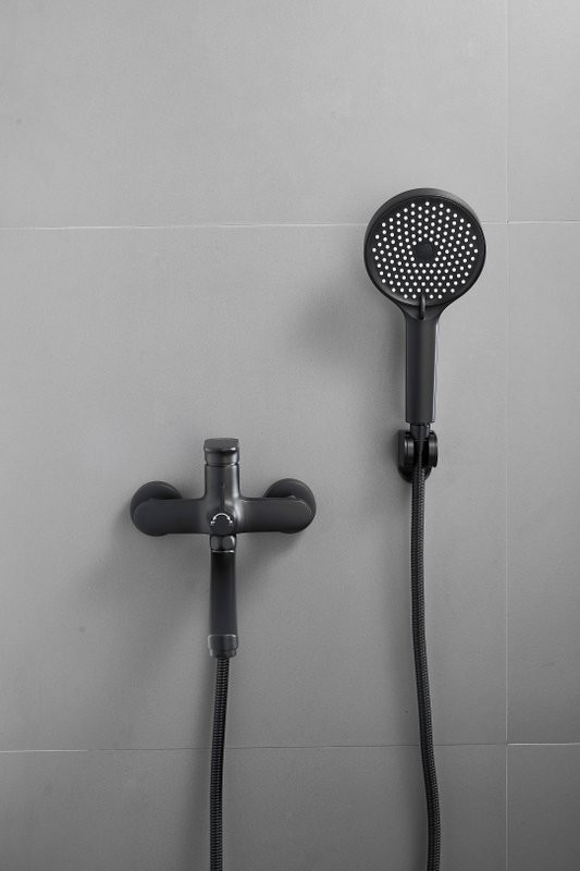 Смеситель с длинным изливом для ванны BELZ B713 B22713-7 черный