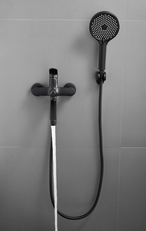 Смеситель с длинным изливом для ванны BELZ B713 B22713-7 черный