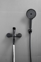 Смеситель с длинным изливом для ванны BELZ B713 B22713-7 черный