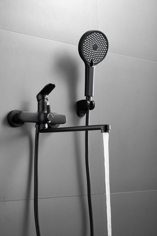 Смеситель с длинным изливом для ванны BELZ B713 B22713-7 черный