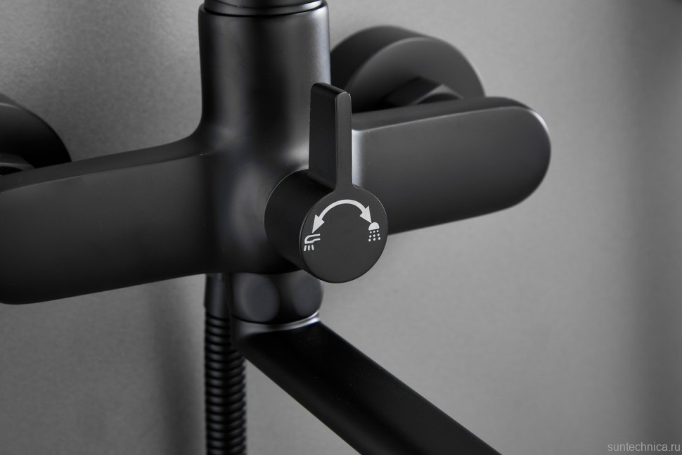 Смеситель с длинным изливом для ванны BELZ B713 B22713-7 черный