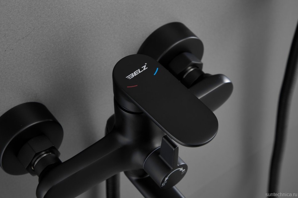 Смеситель с длинным изливом для ванны BELZ B713 B22713-7 черный