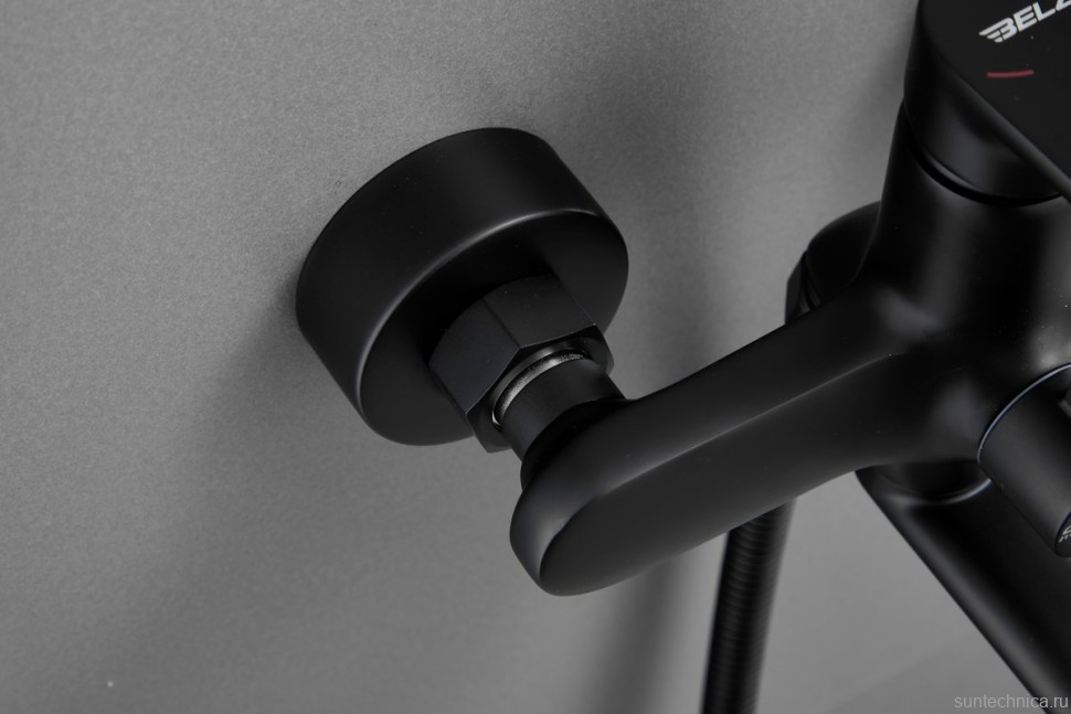 Смеситель с длинным изливом для ванны BELZ B713 B22713-7 черный