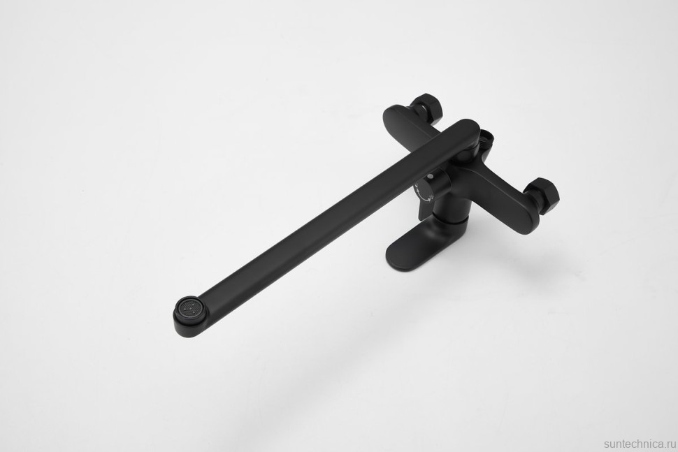 Смеситель с длинным изливом для ванны BELZ B713 B22713-7 черный