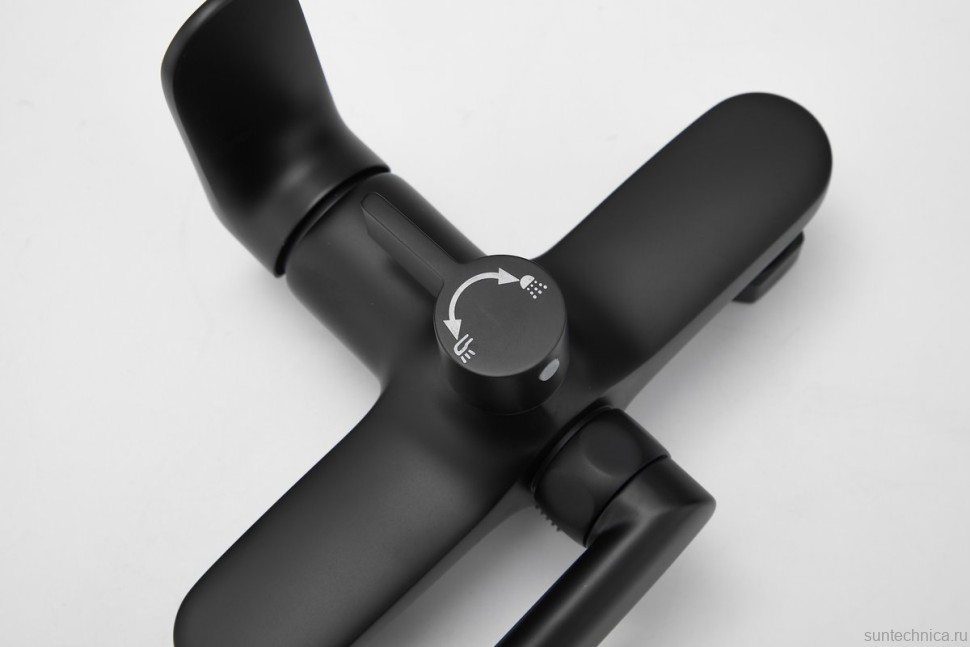 Смеситель с длинным изливом для ванны BELZ B713 B22713-7 черный