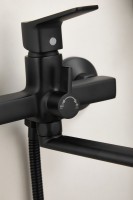 Смеситель с длинным изливом для ванны BELZ B715 B22715-7 черный Смеситель с длинным изливом для ванны BELZ B715 B22715-7 черный