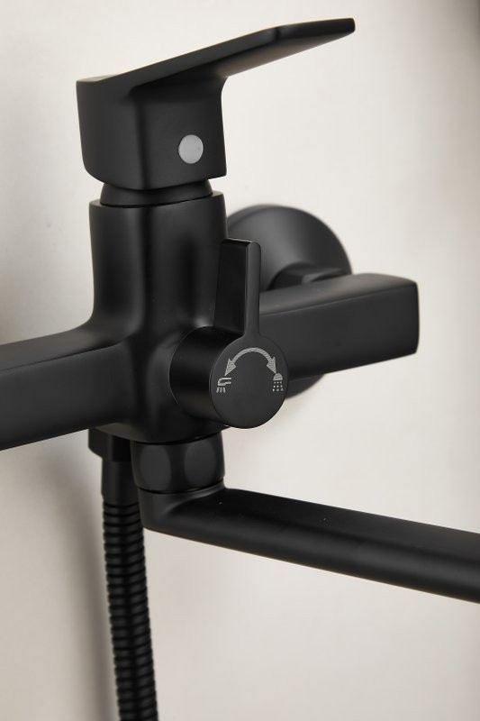 Смеситель с длинным изливом для ванны BELZ B715 B22715-7 черный