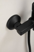 Смеситель с длинным изливом для ванны BELZ B715 B22715-7 черный Смеситель с длинным изливом для ванны BELZ B715 B22715-7 черный