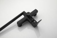 Смеситель с длинным изливом для ванны BELZ B715 B22715-7 черный Смеситель с длинным изливом для ванны BELZ B715 B22715-7 черный