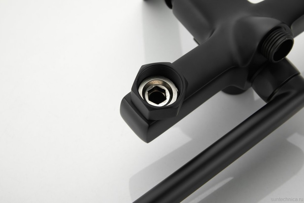 Смеситель с длинным изливом для ванны BELZ B715 B22715-7 черный