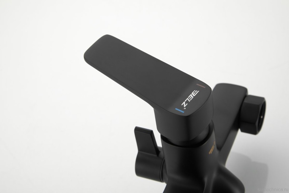 Смеситель с длинным изливом для ванны BELZ B715 B22715-7 черный