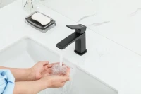 Смеситель для раковины Frap H84-6 F1084-6 черный Смеситель для раковины Frap H84-6 F1084-6 черный