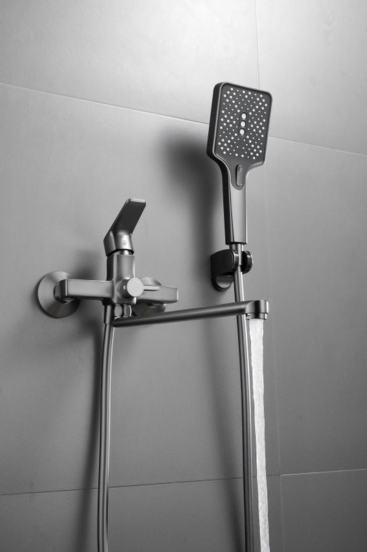 Смеситель с длинным изливом для ванны BELZ B715 B22715-3 оружейная сталь