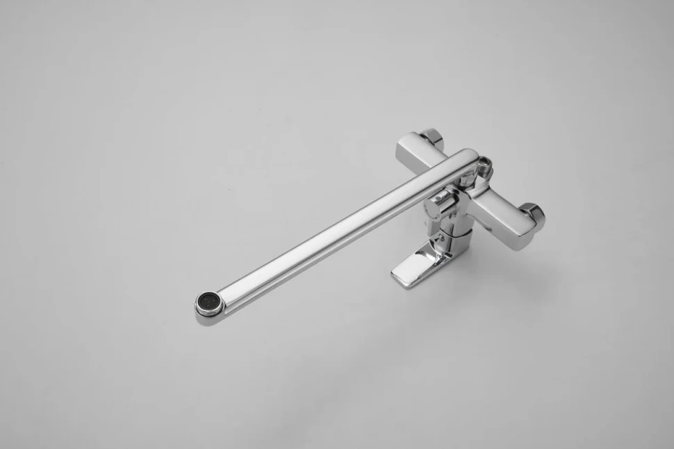 Смеситель с длинным изливом для ванны BELZ B715 B22715 хром