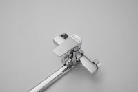 Смеситель с длинным изливом для ванны BELZ B715 B22715 хром Смеситель с длинным изливом для ванны BELZ B715 B22715 хром