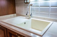 Комплект Мойка Omoikiri Sakaime 68-BE ваниль + Измельчитель Nagare slim 1250-AZ azur blue