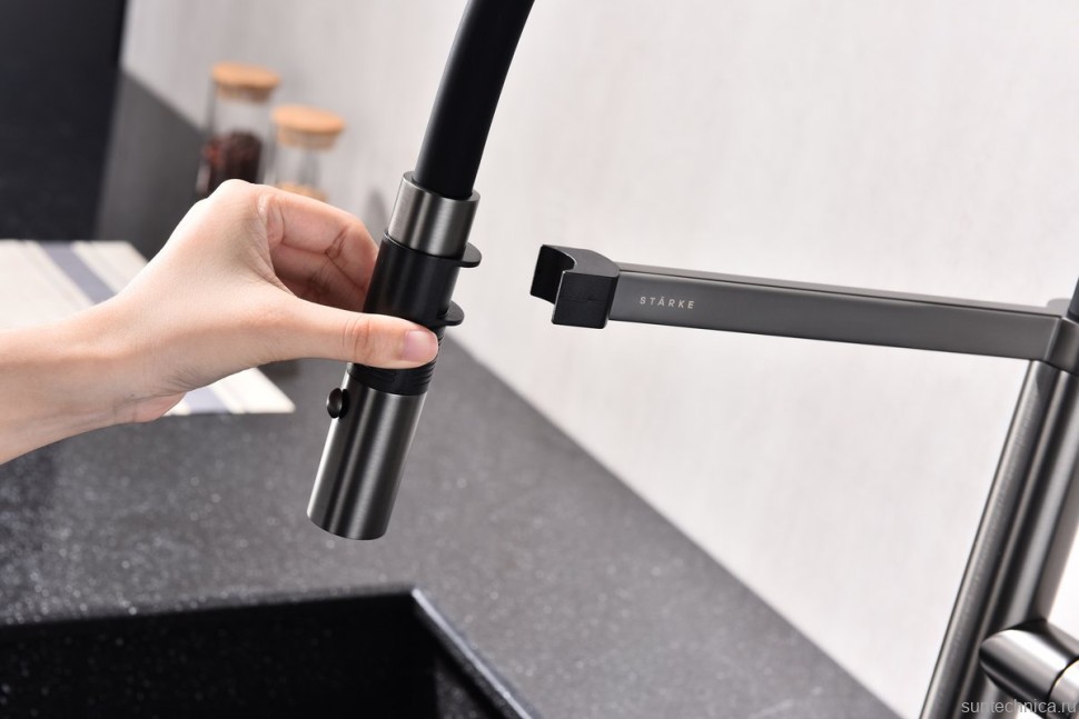 Смеситель для кухни Paulmark Leader Le214101-GM с гибким изливом, вороненая сталь