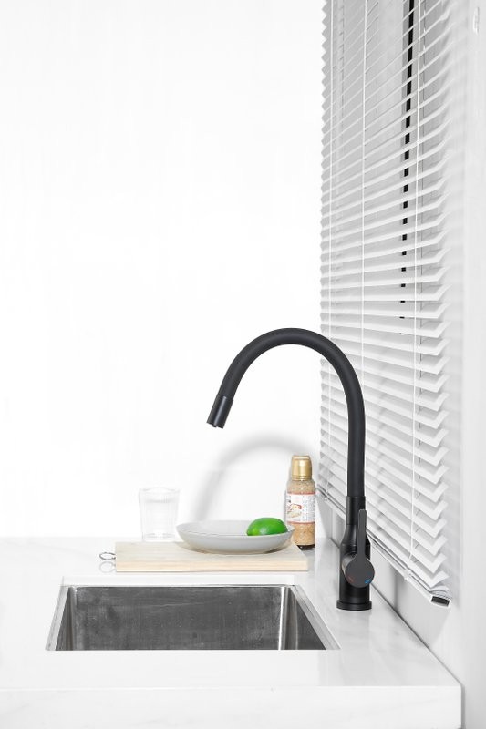 Смеситель для кухни BELZ B814 B76814-7 с гибким изливом, черный