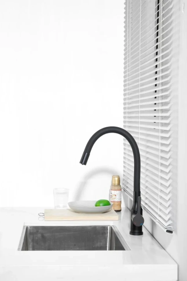 Смеситель для кухни BELZ B814 B76814-7 с гибким изливом, черный