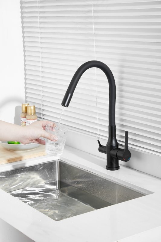 Смеситель для кухни BELZ B814 B76814-7 с гибким изливом, черный