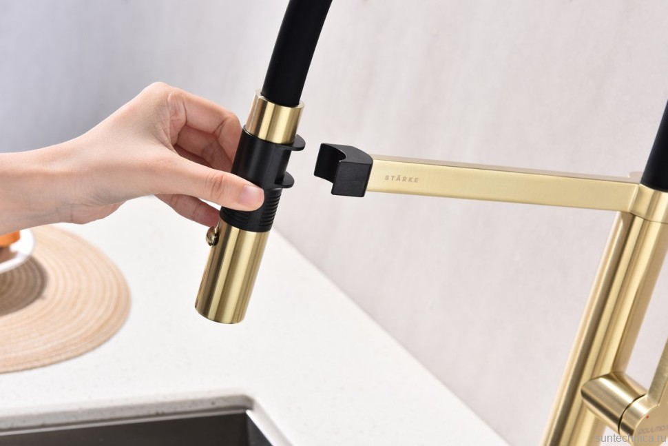 Смеситель для кухни Paulmark Leader Le214101-LG с гибким изливом, светлое золото