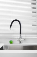 Смеситель для кухни BELZ B814 B76814 с гибким изливом, хром, черный