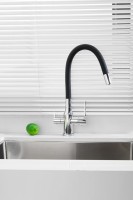 Смеситель для кухни BELZ B814 B76814 с гибким изливом, хром, черный