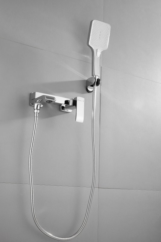 Смеситель для ванны с душем BELZ B507 B60507 хром