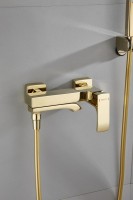 Смеситель для ванны с душем BELZ B507 B60507-5 золото Смеситель для ванны с душем BELZ B507 B60507-5 золото