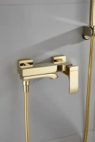 Смеситель для ванны с душем BELZ B507 B60507-5 золото Смеситель для ванны с душем BELZ B507 B60507-5 золото