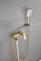 Смеситель для ванны с душем BELZ B507 B60507-5 золото Смеситель для ванны с душем BELZ B507 B60507-5 золото