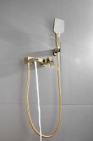 Смеситель для ванны с душем BELZ B507 B60507-5 золото Смеситель для ванны с душем BELZ B507 B60507-5 золото