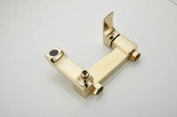 Смеситель для ванны с душем BELZ B507 B60507-5 золото Смеситель для ванны с душем BELZ B507 B60507-5 золото